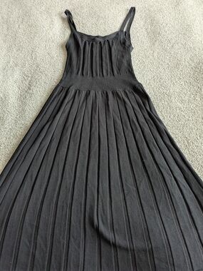 🌼B2G1 3/$20🌼 Old Navy Black Pleated Knit Midi Dress